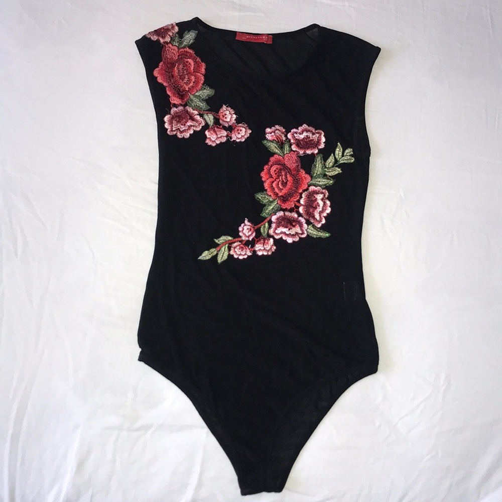 Shear flower embroidered body suit🌸